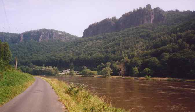 Elbe ca. 15 km vor Deutscher Grenze